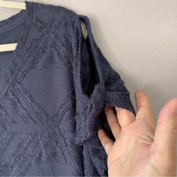 Peace & Pearls navy blue Aztec eyelash relief short sleeve vneck top. Size XXL - Picture 6 of 10